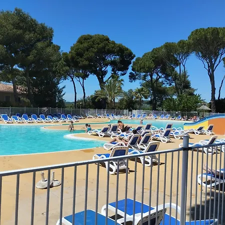 בית נופש La Maison Bleue קאלביסון